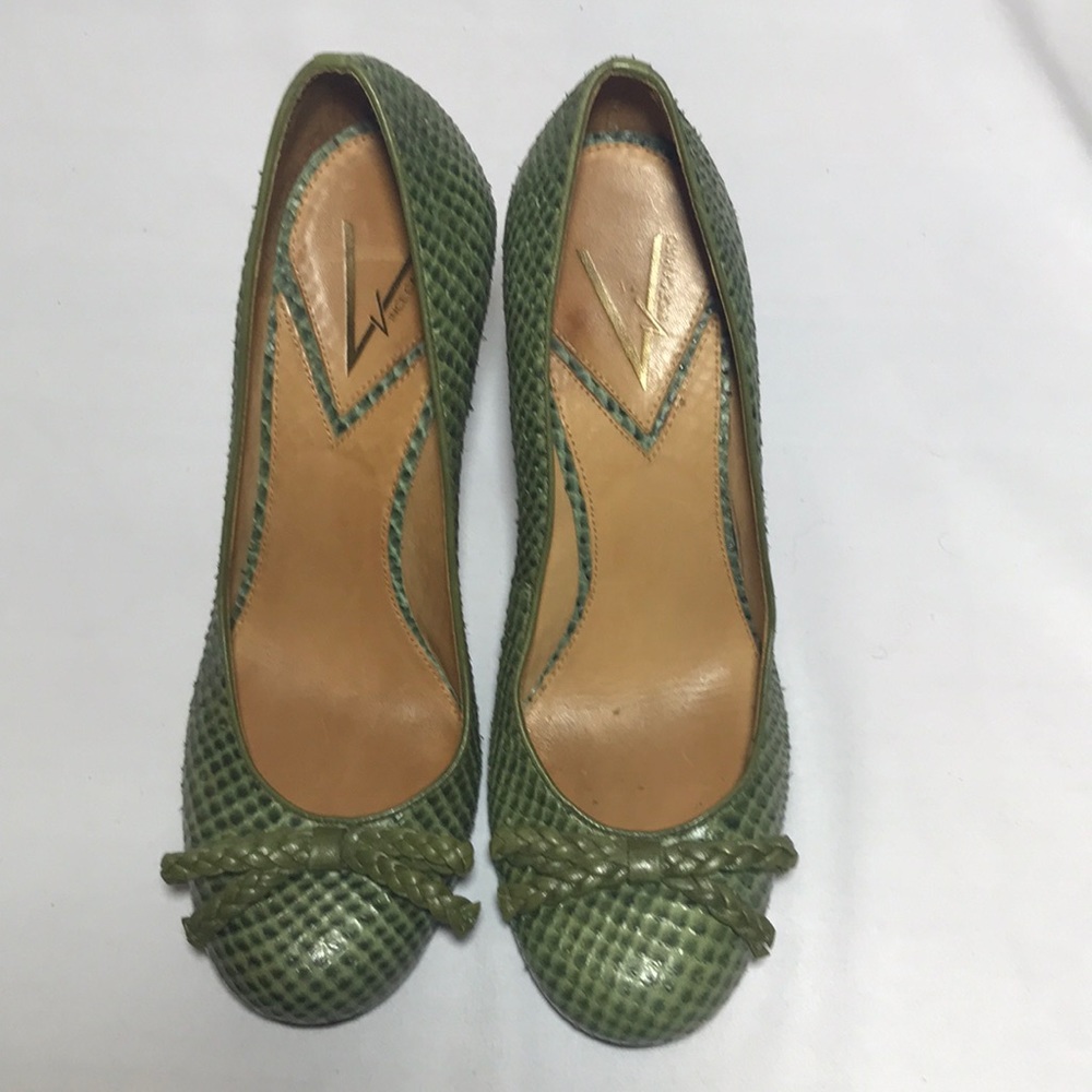 Green crocodile skin Vince Camuto heel